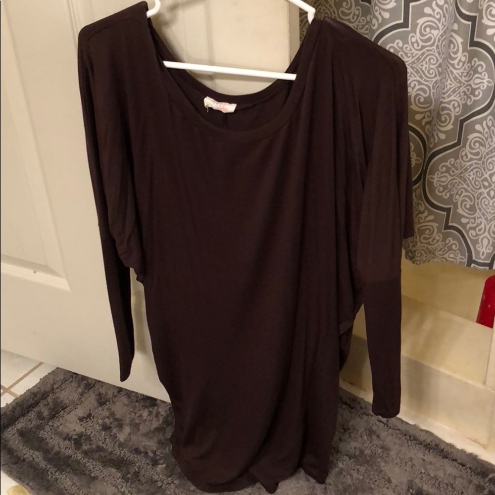 Brown piko-like top.